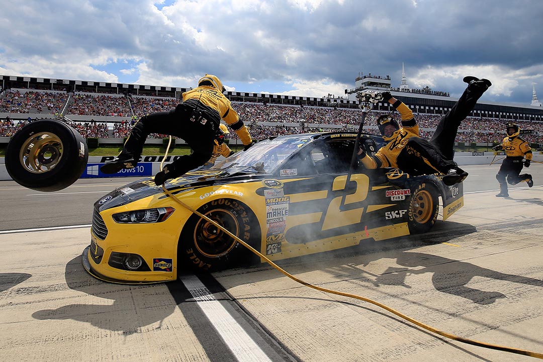 2015年8月2日,在美國波科諾賽車場舉行的斯卡斯普林特杯(Sprint Cup)比賽,賽車手布拉德(Keselowski)在維修道上撞到了兩名後勤維修人員。攝:Chris Trotman/Getty
