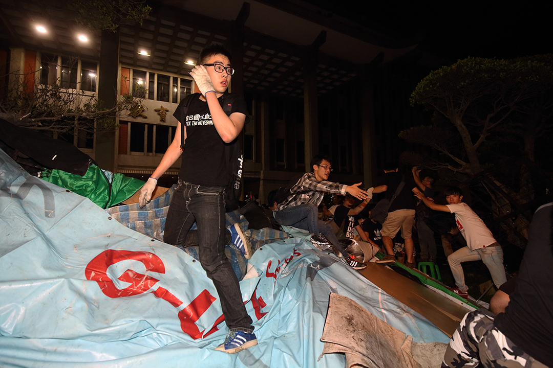 学生爬进教育部，在广场示威。摄:张国耀/端传媒