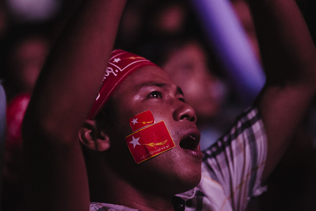 2015年11月9日，全國民主聯盟支持者於晚上到民盟總部集會慶祝選舉獲勝。攝：Anthony Kwan/端傳媒