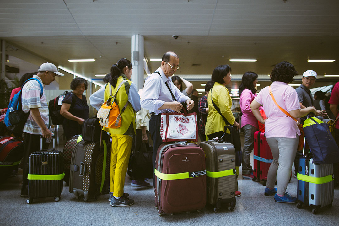 中国旅客在厦门码头等候前往金门。摄：王嘉豪/端传媒