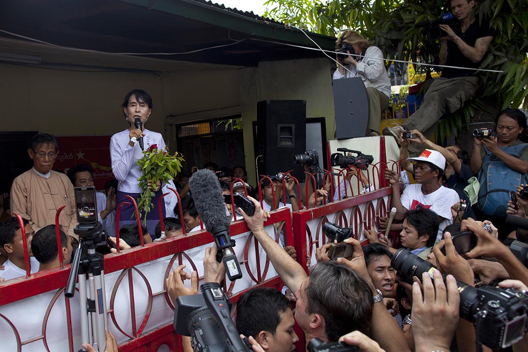 2012年4月2日，緬甸仰光，昂山素姬當選為議員後在全國民主聯盟總部發表講話。攝：Paula Bronstein/GETTY