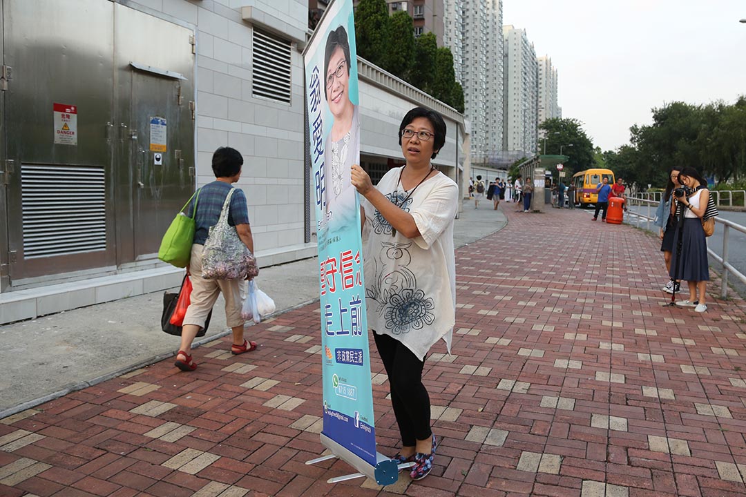 住在翠湖花園的平凡師奶翁愛明首次參選區議員。攝：王偉洪/端傳媒