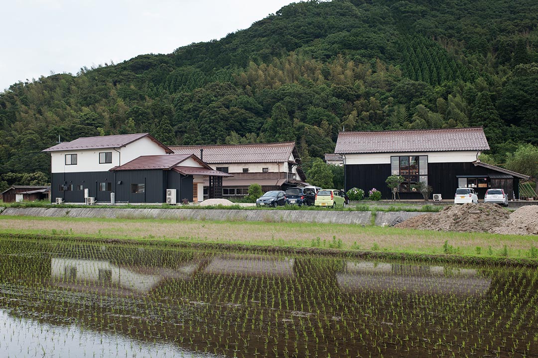 從陶土到釉藥，出西窯都親自煉製，材料也是來自這片與他們如此親近的土地。(攝：Kentaro Takahashi)