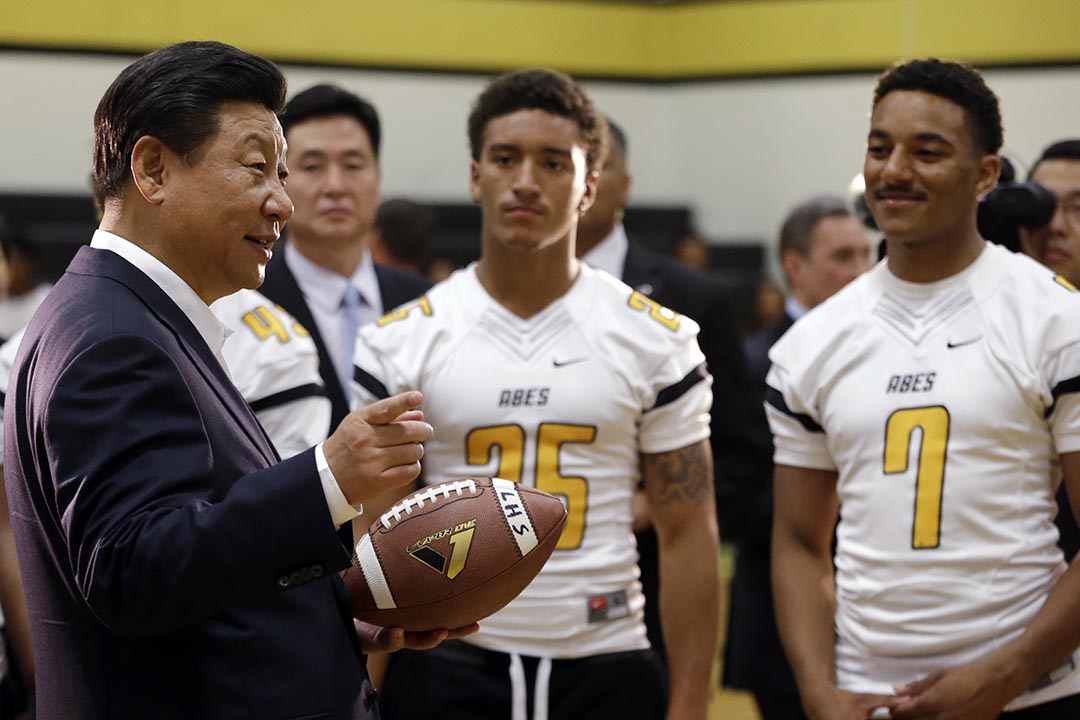 习近平在西雅图塔科马林肯中学探望榄球队。摄: Elaine Thompson/ AP Photo