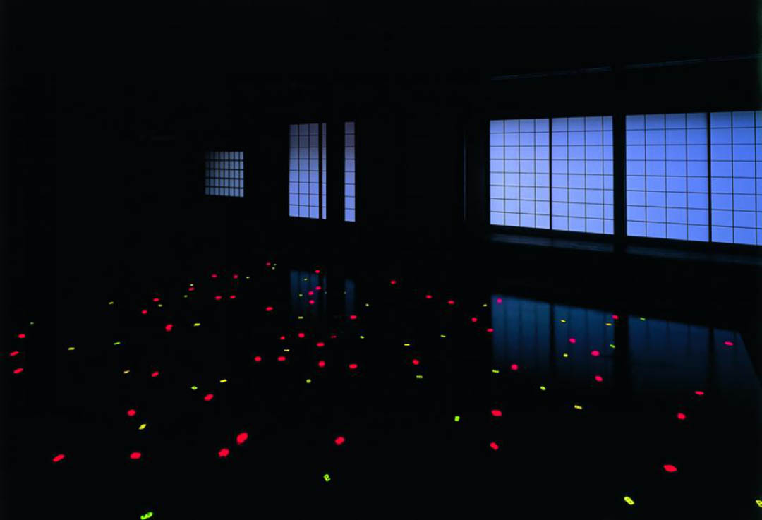 宫岛达男（Tatsuo Miyajima）的作品 Sea of Time 98。图片来自濑户内国际艺术祭