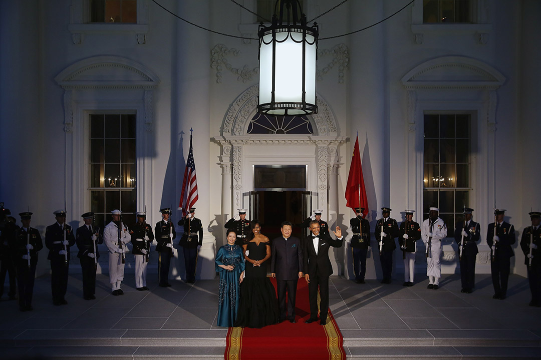  2015年9月25日，美国华盛顿，中国主席习近平与夫人访美，奥巴马与夫人在白宫举行 欢迎晚宴。摄：Chip Somodevilla/GETTY