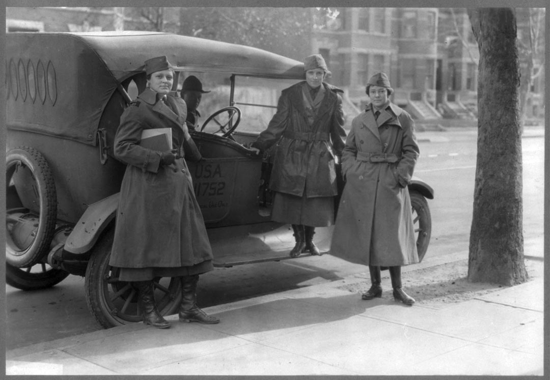 1919年,美國,三名隸屬女性通訊集團的女職員在一輛軍用車旁留影。攝:Library of Congress/Handout via Reuters