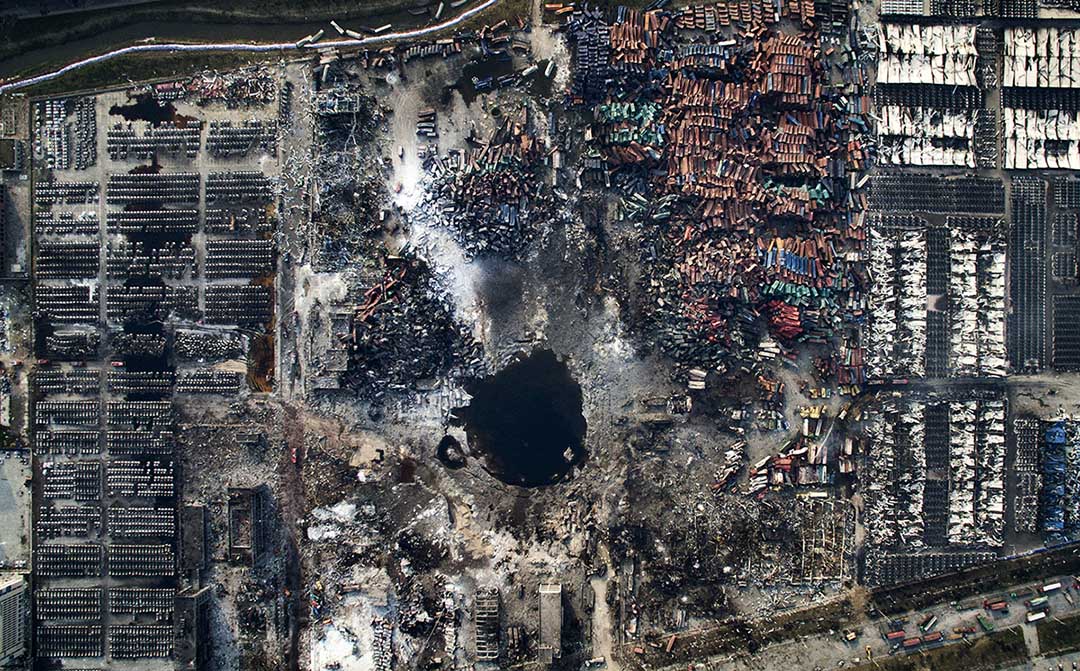 2015年8月15日,中國,天津發生大爆炸後地面出現一個大洞穴。攝:Chen Jie,中國,2015,「天津爆炸」