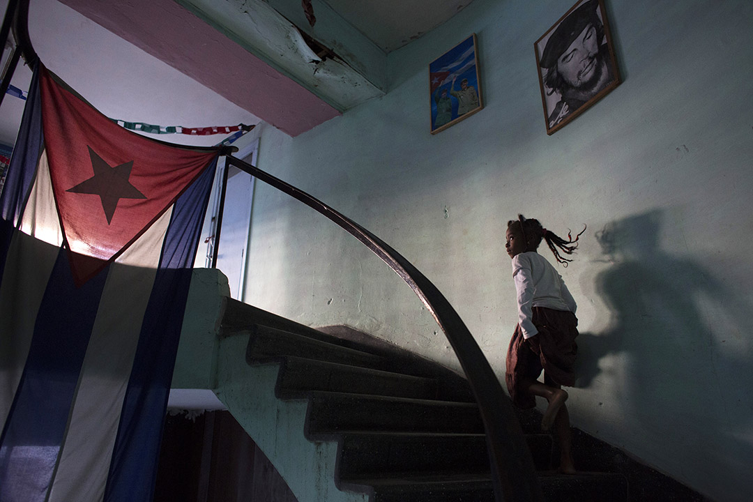 一名女孩在切·格瓦拉画像下走过。摄 : Alexandre Meneghini/REUTERS