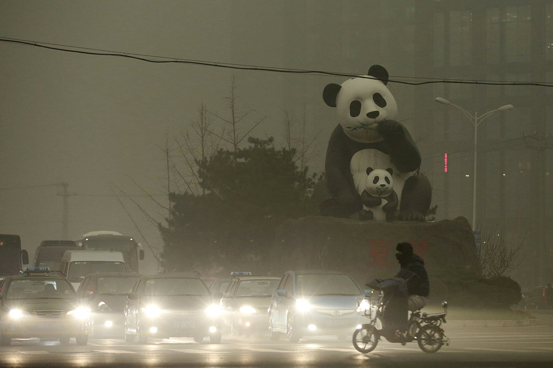 望京区地标大熊猫，也在黄色的雾霾中。摄:China Daily/REUTERS