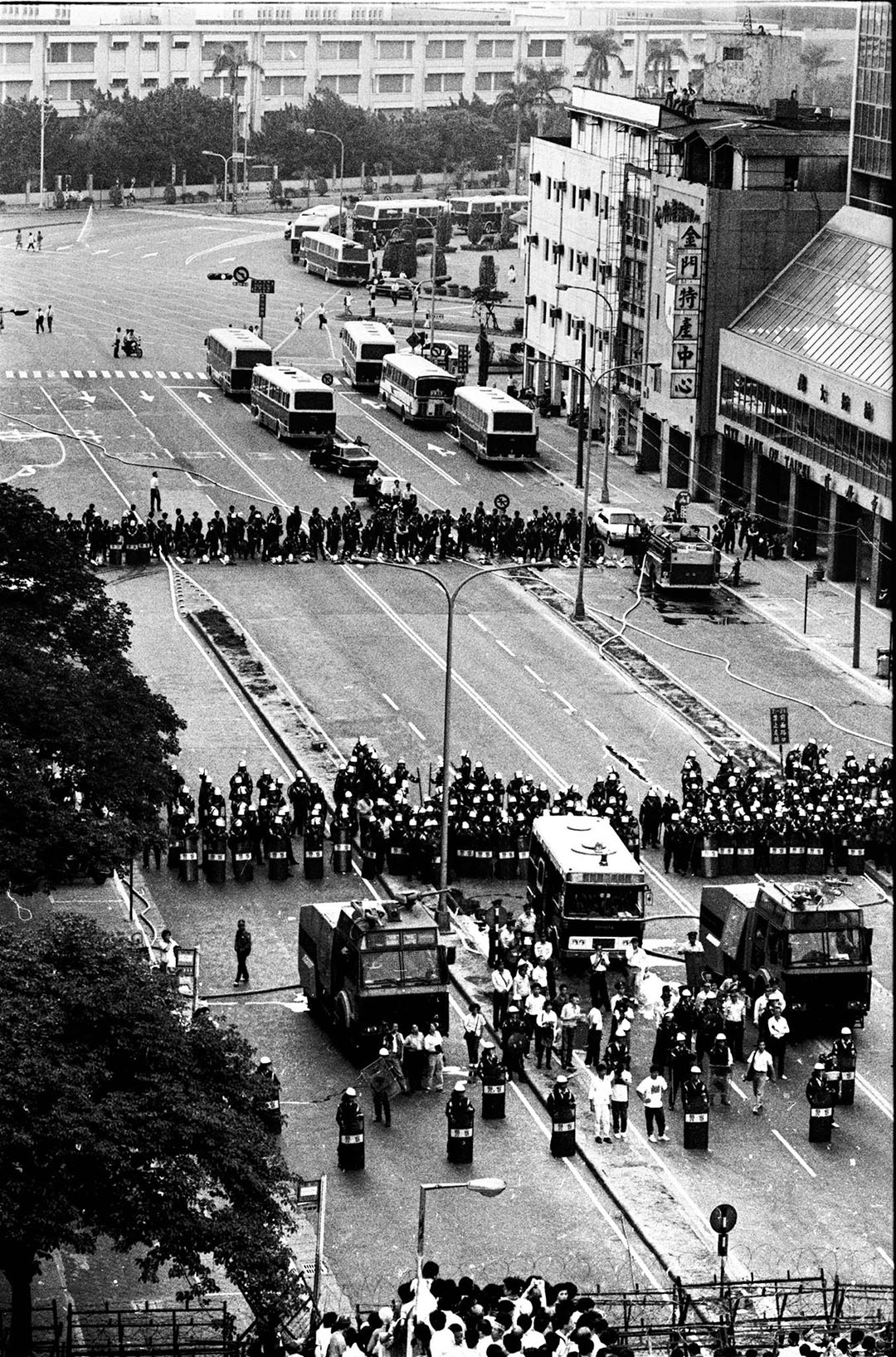台灣,1987年12月25日國民大會外抗議活動,引起警方封鎖中山堂周圍。