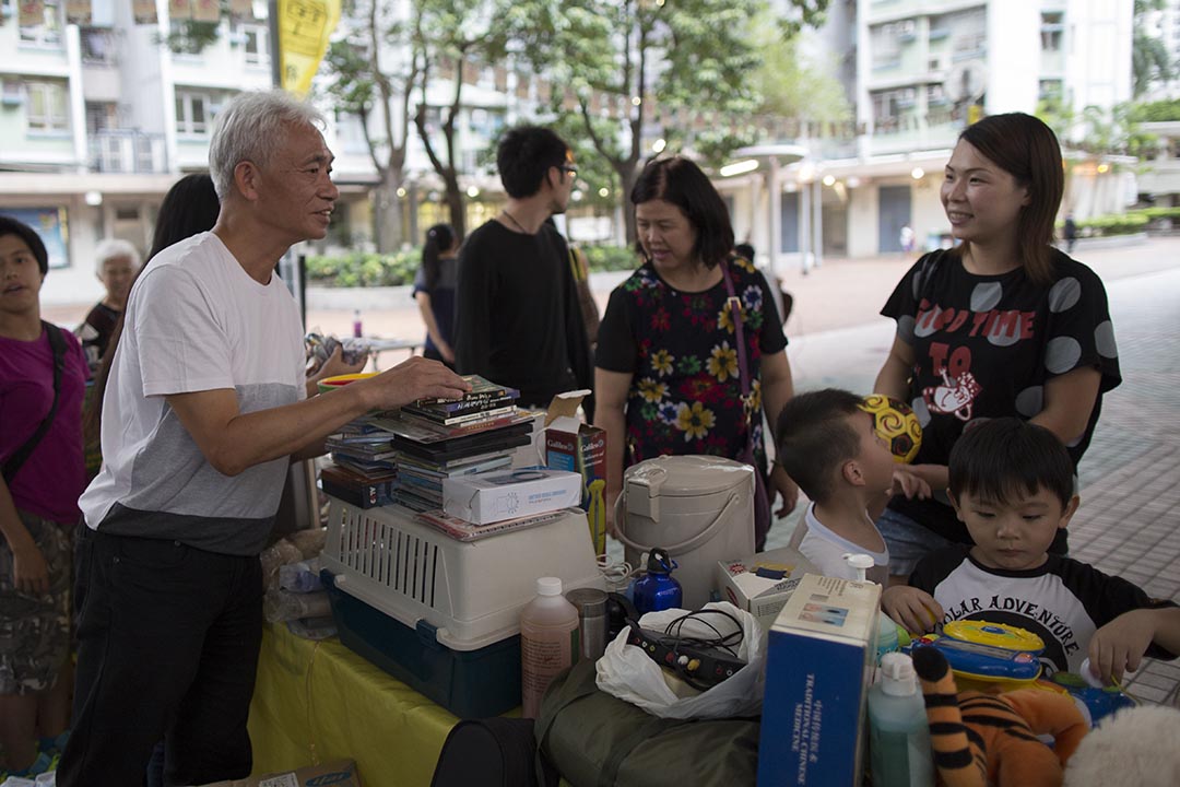 街工梁耀忠在议员办事处举办的地区活动中与街坊倾谈。摄：罗国辉/端传媒