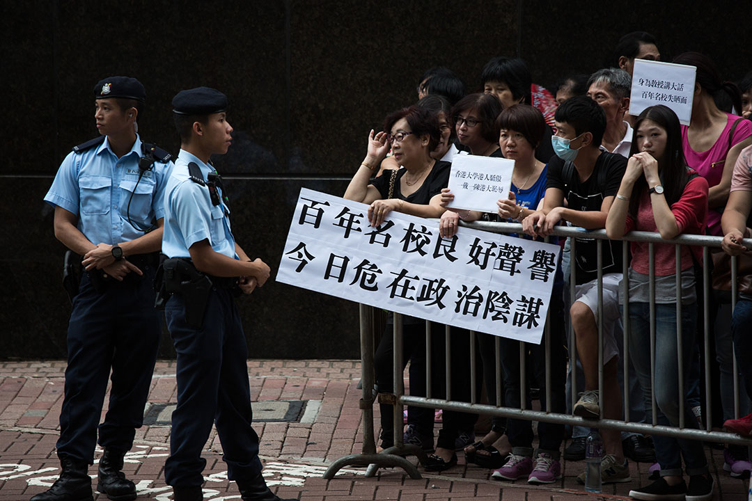 市民於港大毕业生议会举行特别会议时到场支持。 摄:罗国辉/端传媒