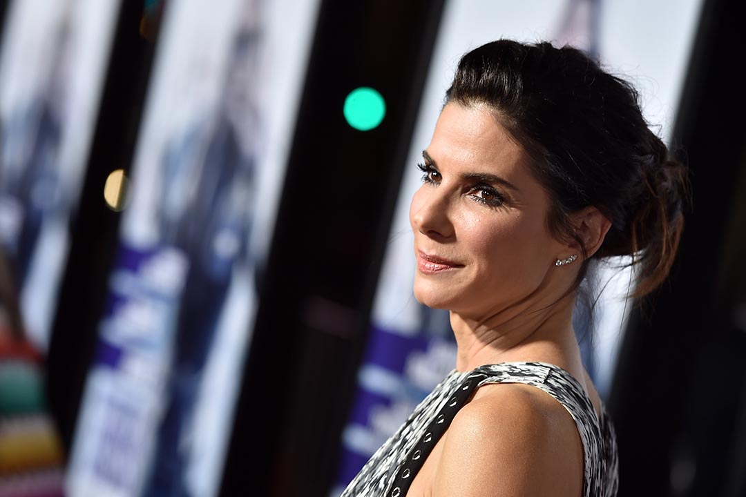 只是偏偏遇上 Sandra Bullock 。这位跑惯江湖的荷里活女星，没有中传媒的伏，不吃所谓的“美的机制”这一套，在拒绝接受“全球最美女人”大奖之余，还连消带打，批评传媒常借“美丽”之名揶揄、欺凌年纪大和“鱼尾纹都跑出来”的女星。摄：Kevin Winter/Getty