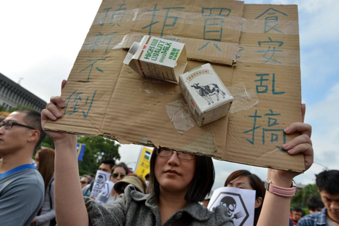 2015年12月12日，台湾民众举行「捍卫食安大游行」，要求政府修订食品安全法。摄：Sam Yeh/AFP