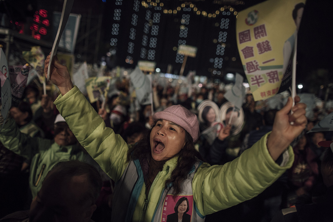 2016年1月14日，台灣，蔡英文的支持者參與桃園市造勢晚會。攝: Anthony Kwan/ 端傳媒