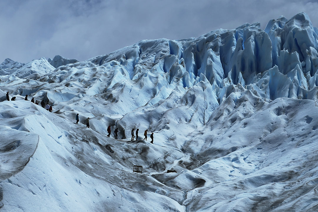 2015年11月30日，阿根廷，登山人士在莫雷诺冰川行山。摄：Mario Tama/GETTY