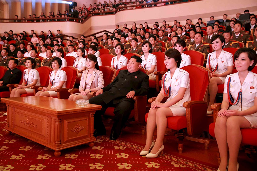 2015年10月19日,北韓最高領導人金正恩跟夫人李雪主出席勞動黨建黨70周年慶祝活動。攝:KCNA via REUTERS