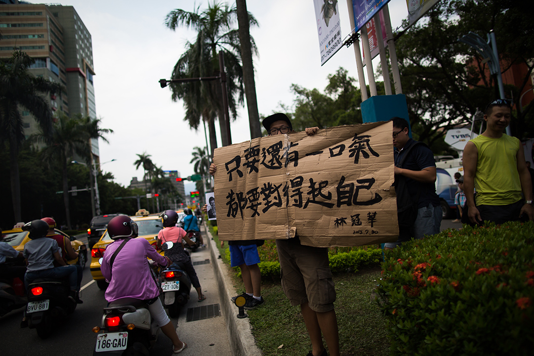 民眾於教育部外聚集，向路過的車輛展示林冠華的標語。攝: Billy H.C. Kwok/ 端傳媒