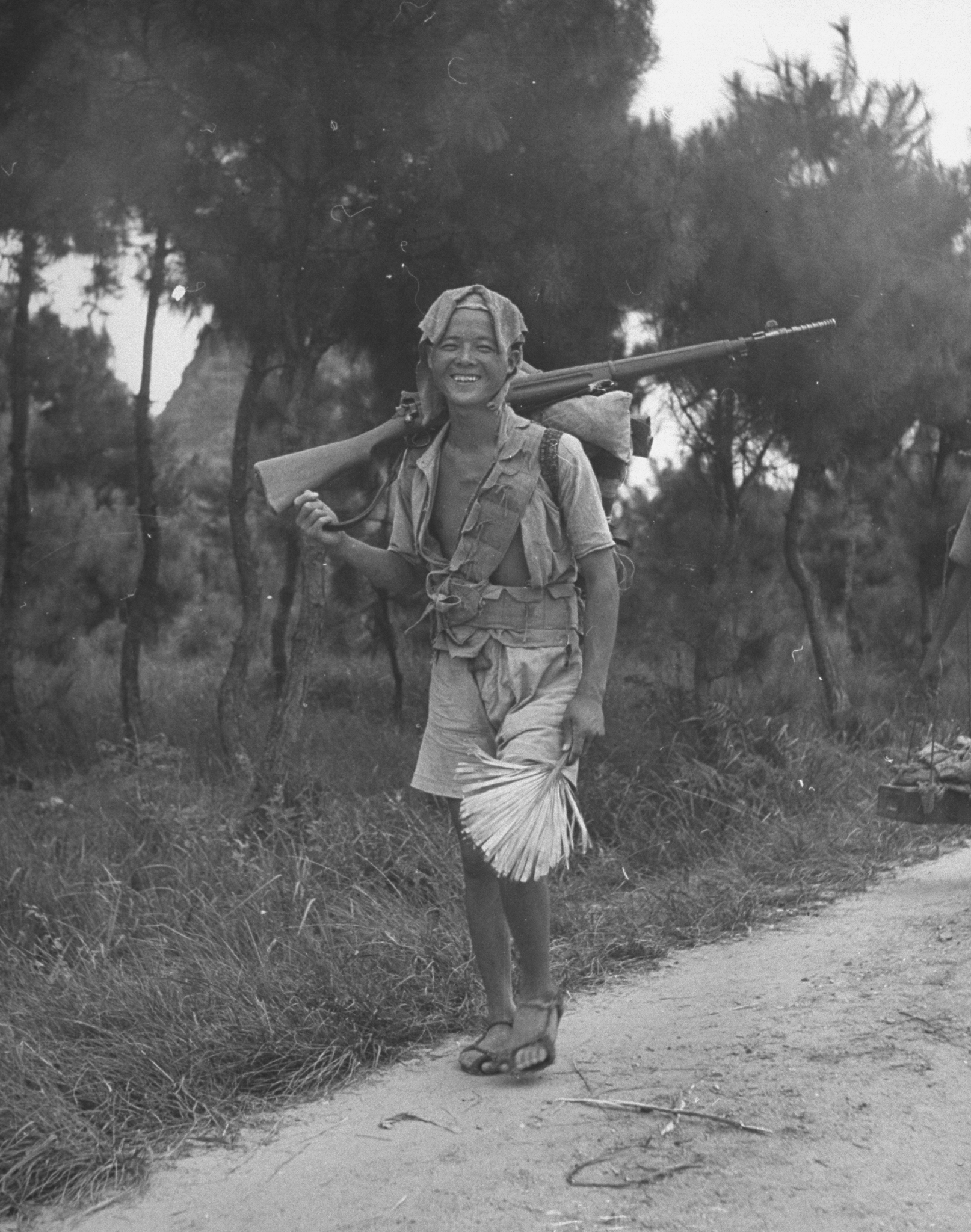 一名穿草鞋和攜槍的中國士兵。攝:Jack Wilkes/The LIFE Picture Collection/GETTY