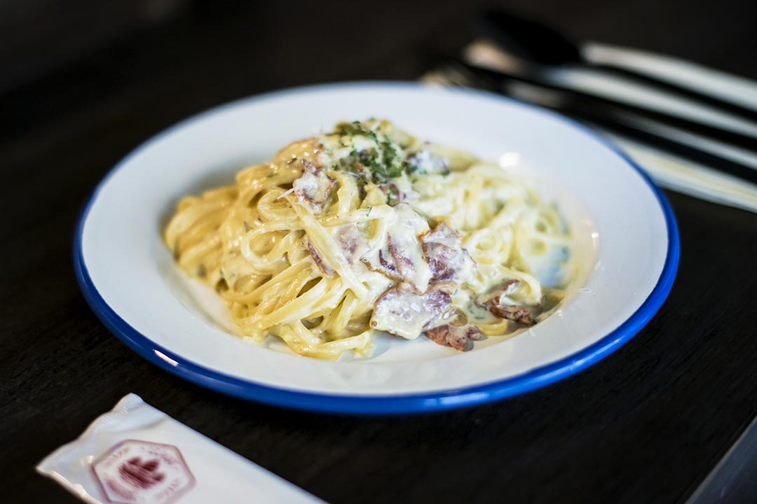 Carbonara Linguine $150，数细路界最人气意粉，当数Carbonara。烟肉、蛋汁、忌廉汁，加上大量巴马臣芝士，香香香香香！小朋友个个清碟。摄：Keith Tsuji/端传媒