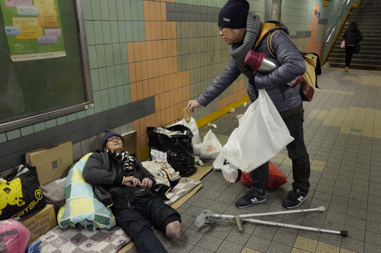 2016年1月24日，香港，義工於深夜在深水埗街頭向露宿者派發熱茶葉蛋。攝：Anthony Kwan/端傳媒