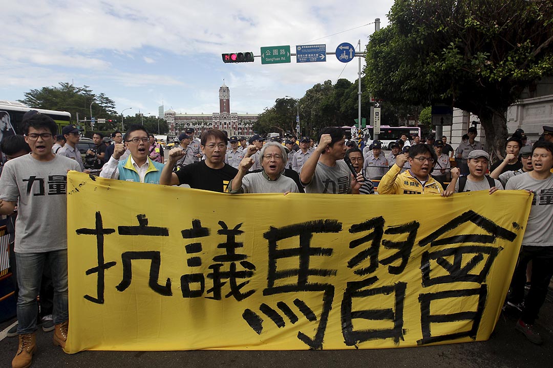 2015年11月4日， 台北，有反对「马习会」的民众到总统府前示威。摄：Pichi Chuang/REUTERS