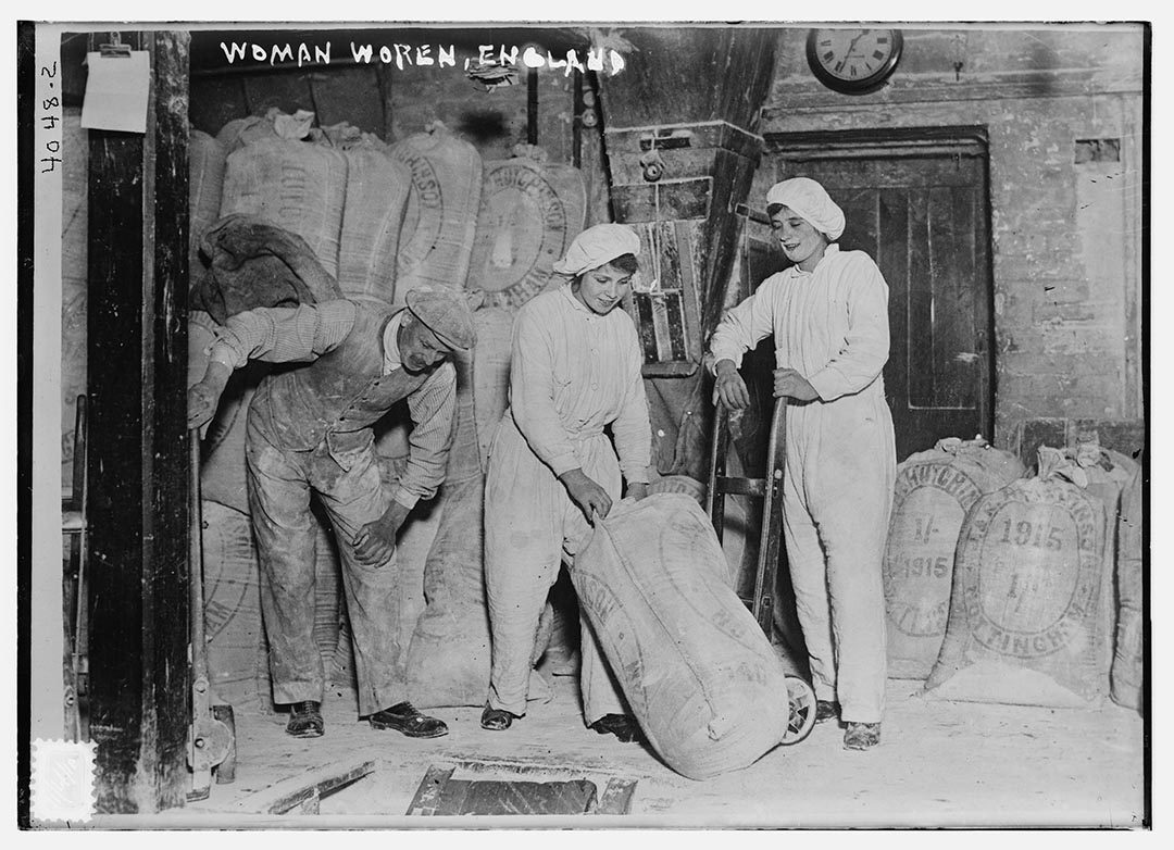 1915至18年間,英國,女工在一間麵粉廠內工作。攝:Bain Collection/Library of Congress/Handout via Reuters
