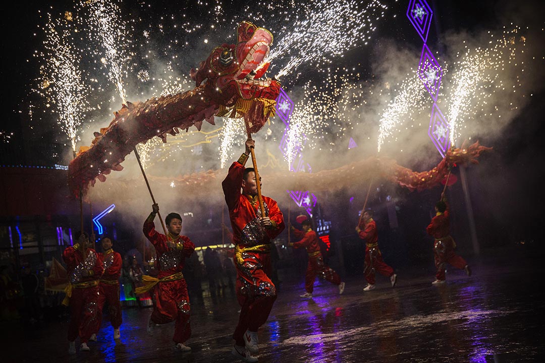 武師在一個慶祝農曆新年活動中舞動一條龍。攝 : Kevin Frayer/GETTY