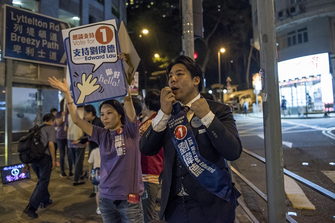 2015年11月22日，参选大学选区的刘伟德晚上在般咸道拉票。摄：Anthony Kwan/端传媒